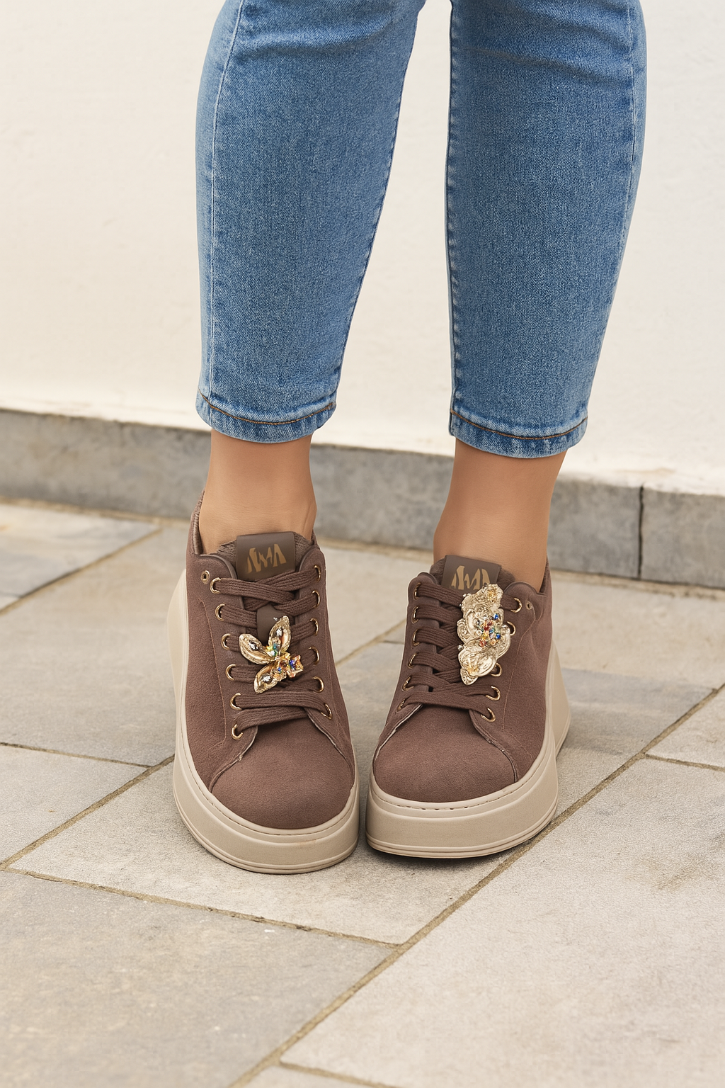 Sneaker in Veloursleder Optik mit Schmuck Details in 3 Farben