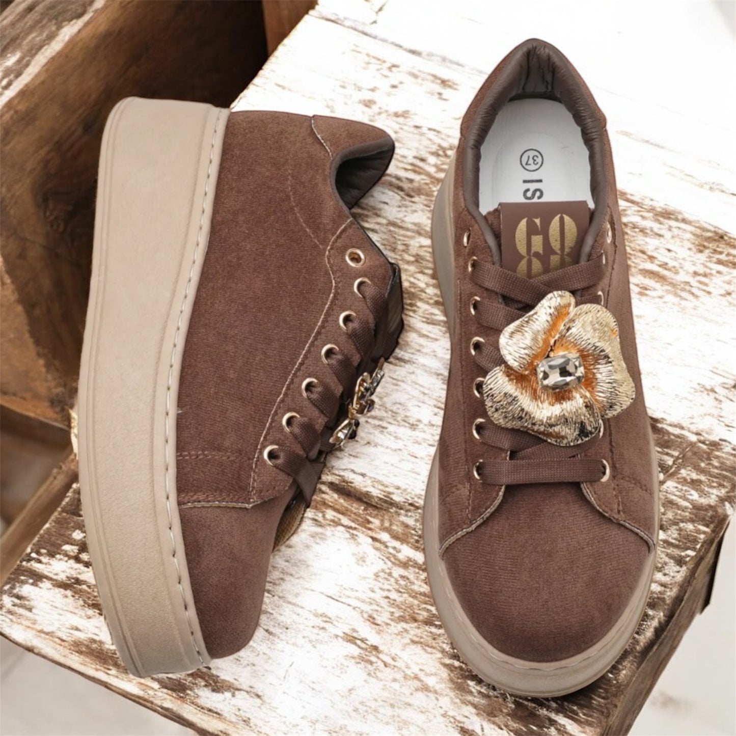 Sneaker in Veloursleder Optik mit Schmuck Details in 3 Farben