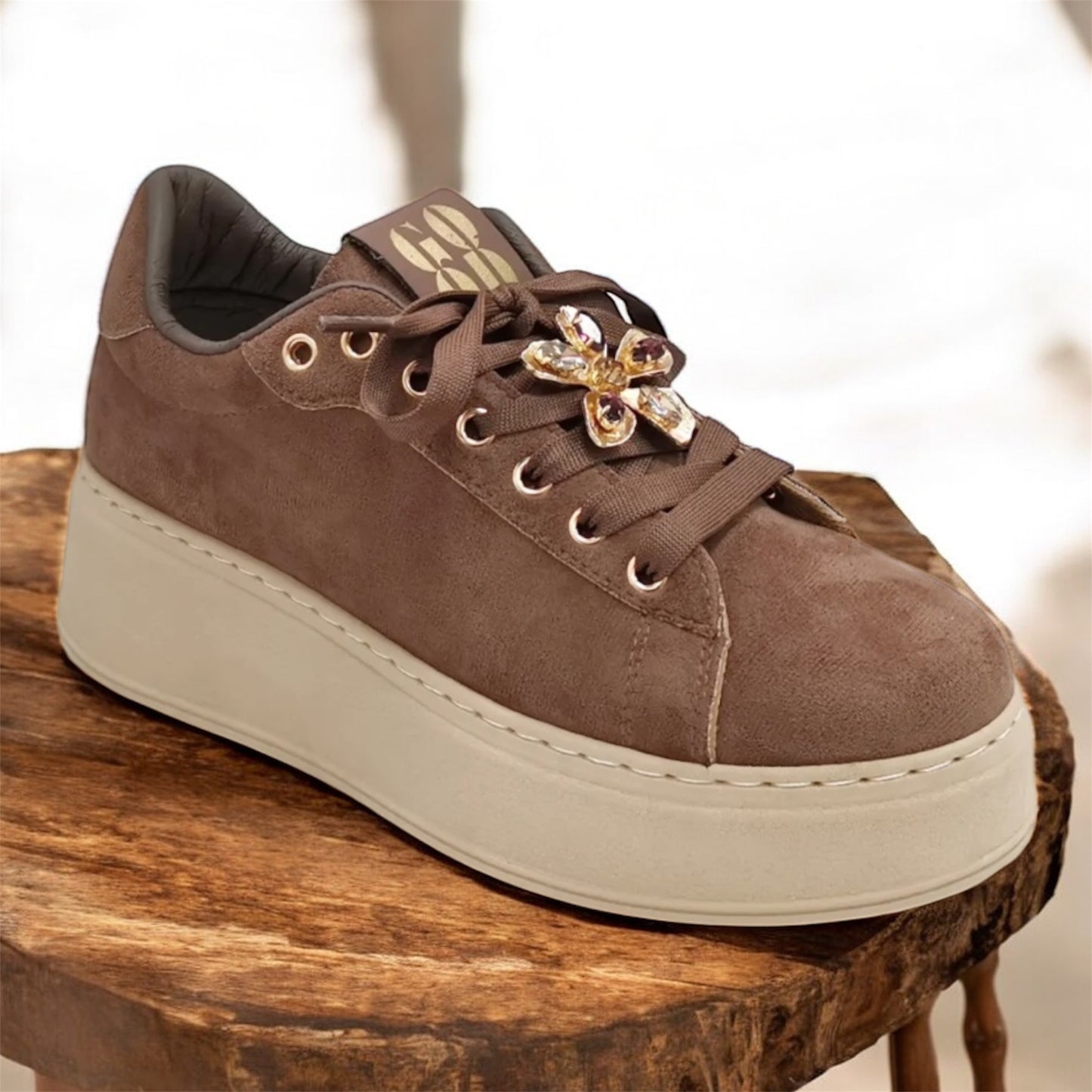 Sneaker in Veloursleder Optik mit Schmuck Details in 3 Farben