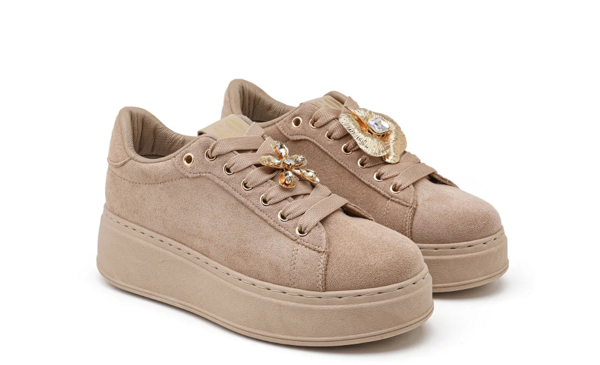 Sneaker in Veloursleder Optik mit Schmuck Details in 3 Farben