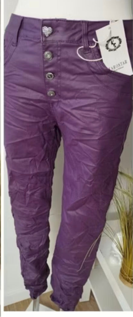 KAROSTAR Kunstlederhose – Schmuckknöpfe & Crinkle-Look 💜