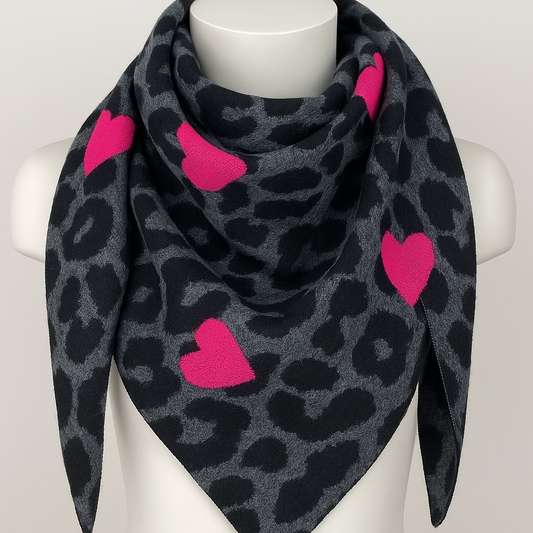 🧣 Kuschelig. Stylisch. Einzigartig.
Leo-Print 🐆 + Herzen 💖 = dein neuer Lieblingsschal!