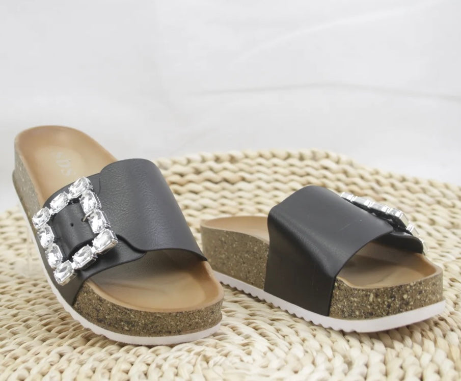 Sparkle Slide – Deine neue Lieblingssandale!
Verfügbar in Rosa, Weiß & Schwarz – Gr. 36–41 (normal ausfallend) ✨