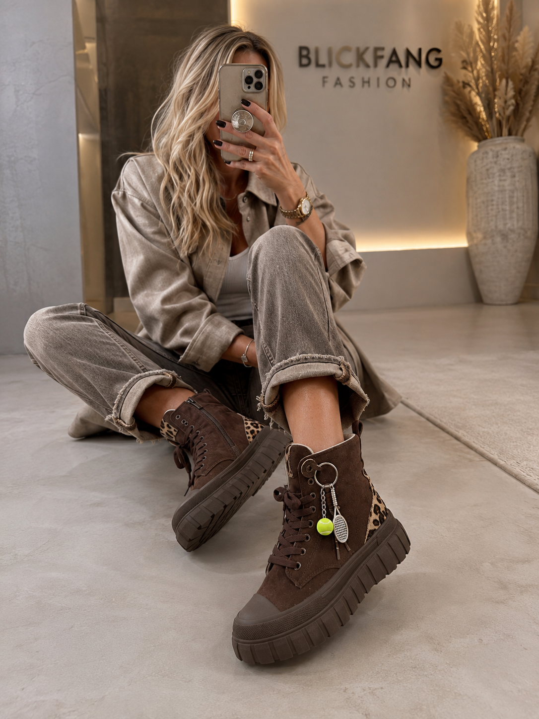 Leo High Sneaker Schoko – Chunky Style mit Tennis-Anhänger