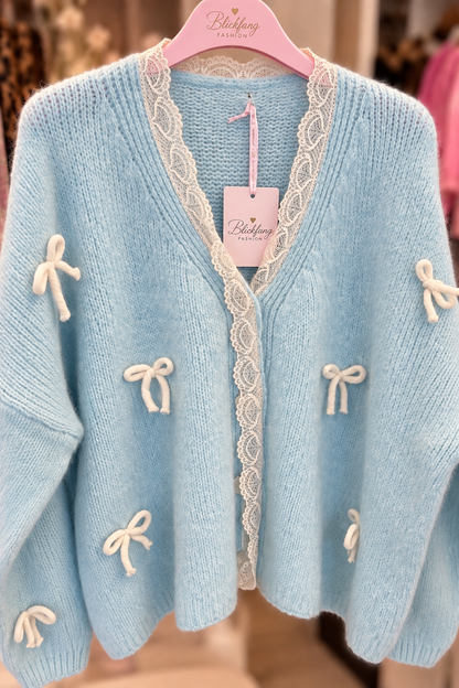 Romantic Bow Cardigan mit Spitze – super elastisch | Blau, Rosa & Beere