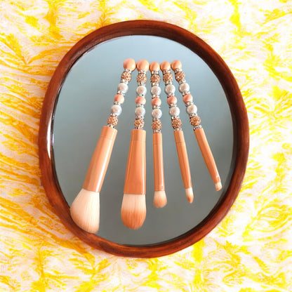 Handmade Glam – Make-up Pinsel Set der besonderen Art!
Einzigartig. Funkelnd. Mit Liebe gemacht.