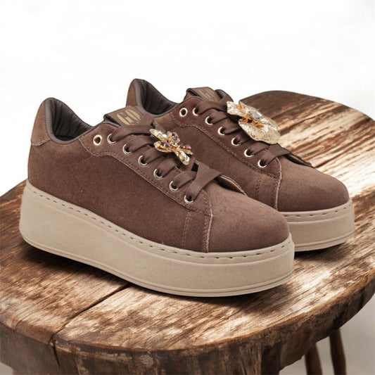 Sneaker in Veloursleder Optik mit Schmuck Details in 3 Farben
