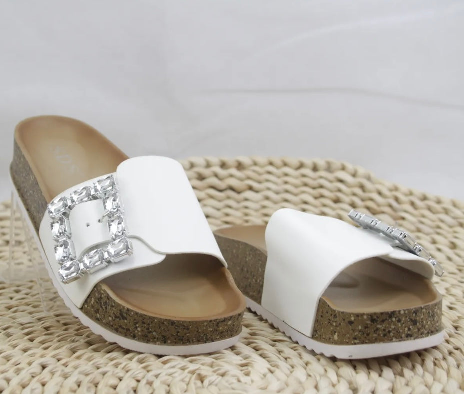Sparkle Slide – Deine neue Lieblingssandale!
Verfügbar in Rosa, Weiß & Schwarz – Gr. 36–41 (normal ausfallend) ✨