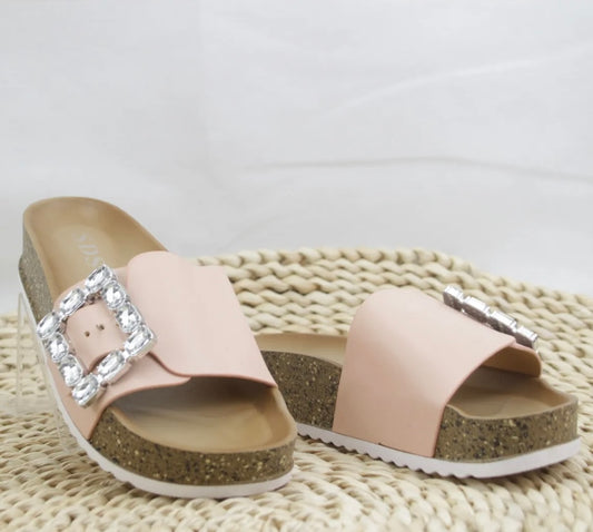 Sparkle Slide – Deine neue Lieblingssandale!
Verfügbar in Rosa, Weiß & Schwarz – Gr. 36–41 (normal ausfallend) ✨