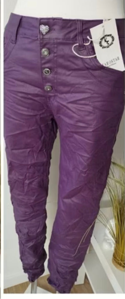 KAROSTAR Kunstlederhose – Schmuckknöpfe & Crinkle-Look 💜