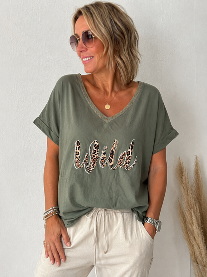 Wild V-Neck Shirt - lässiger Leo - Look