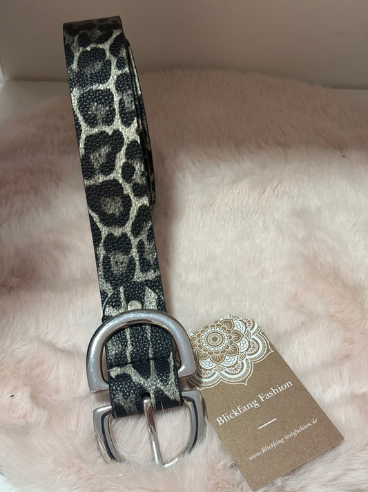 Statement Gürtel im Leo - Look