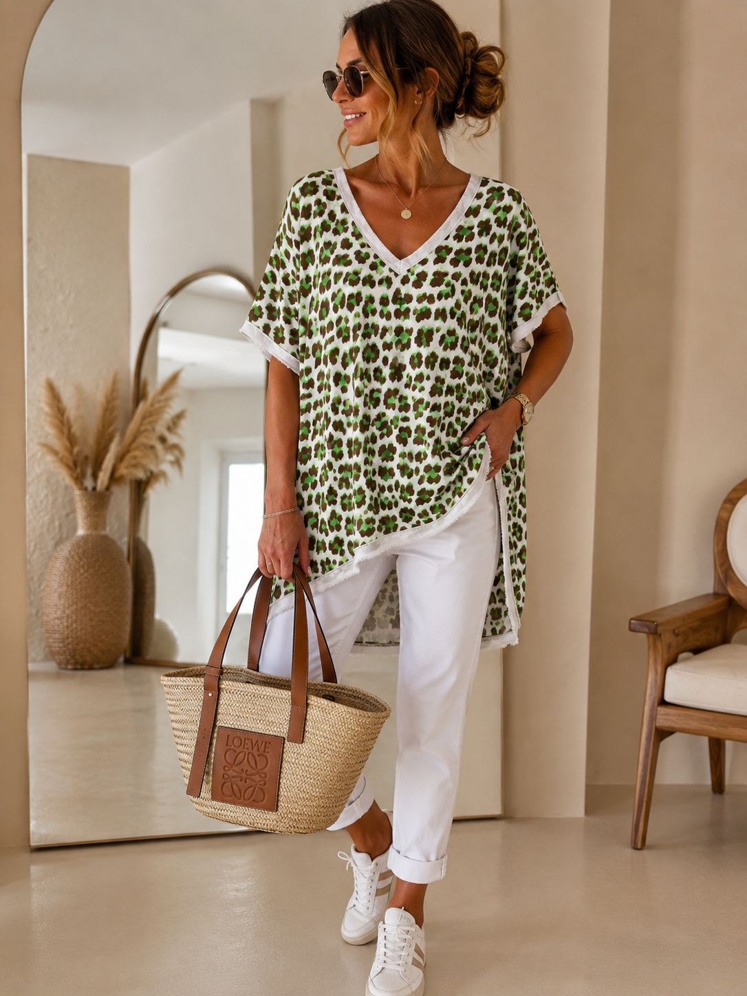 Leo-Shirt mit V-Ausschnitt – ein trendiger Hingucker! 🐆✨