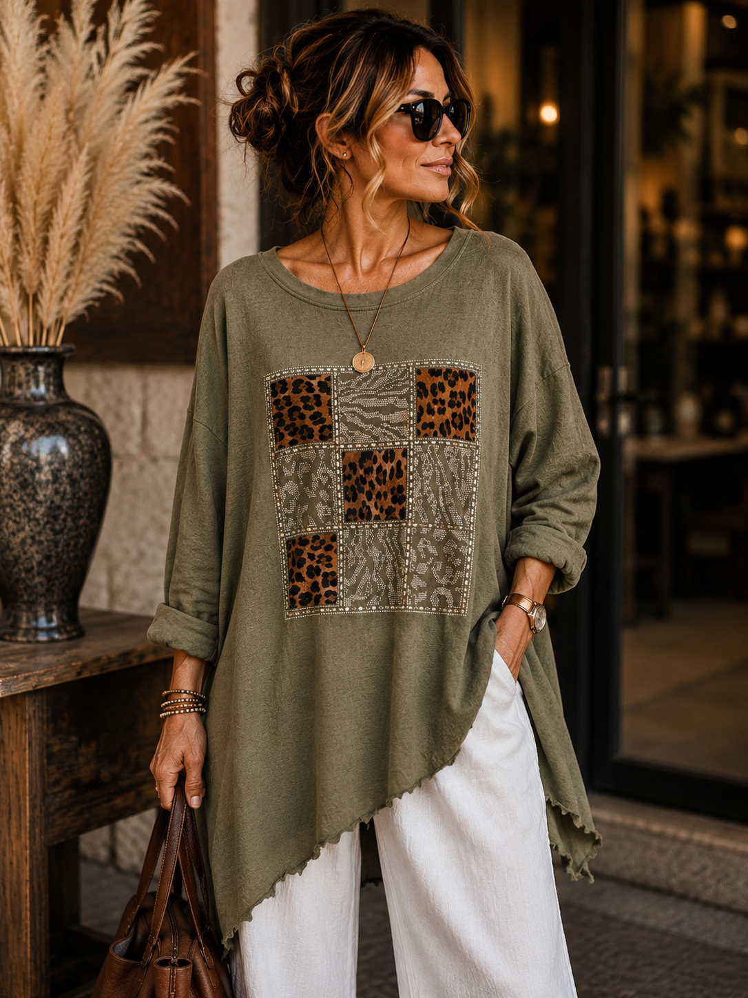 Trendiger Leo-Patchwork-Print mit funkelnden Strassdetails