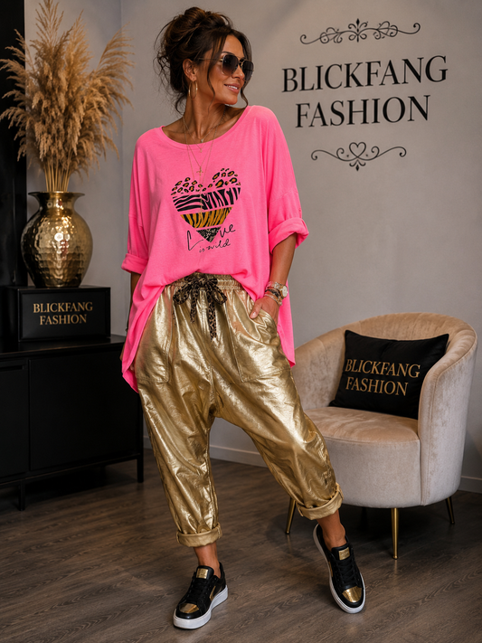 Oversize-Shirt „Love is Wild“ – Neon Pink mit stylischem Animal-Herz | Made in Italy