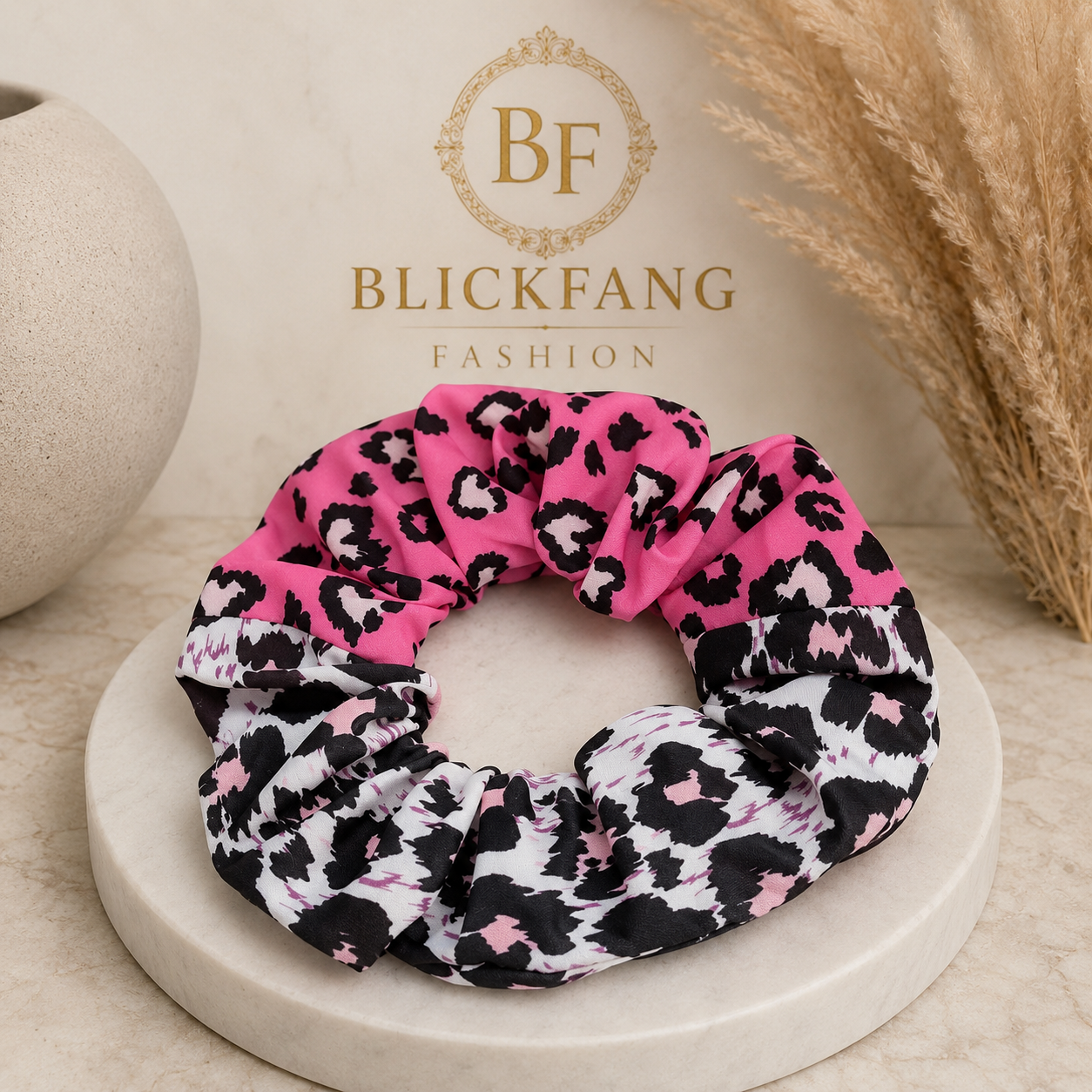 Leo Love Scrunchie Pink – Trendiger Haarschmuck 8000