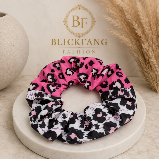 Leo Love Scrunchie Pink – Trendiger Haarschmuck 8000
