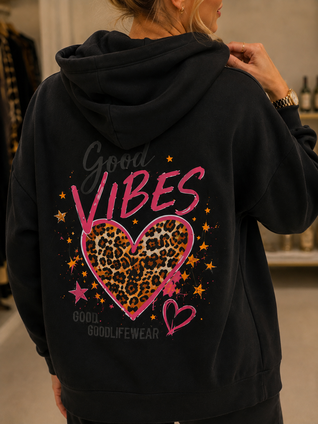 🖤 GOOD VIBES – Statement Hoodie mit Leo-Love 🐆💗