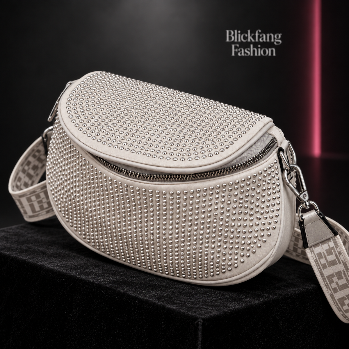 Crossbody-Bag in Creme mit Strassbesatz & Statement-Gurt