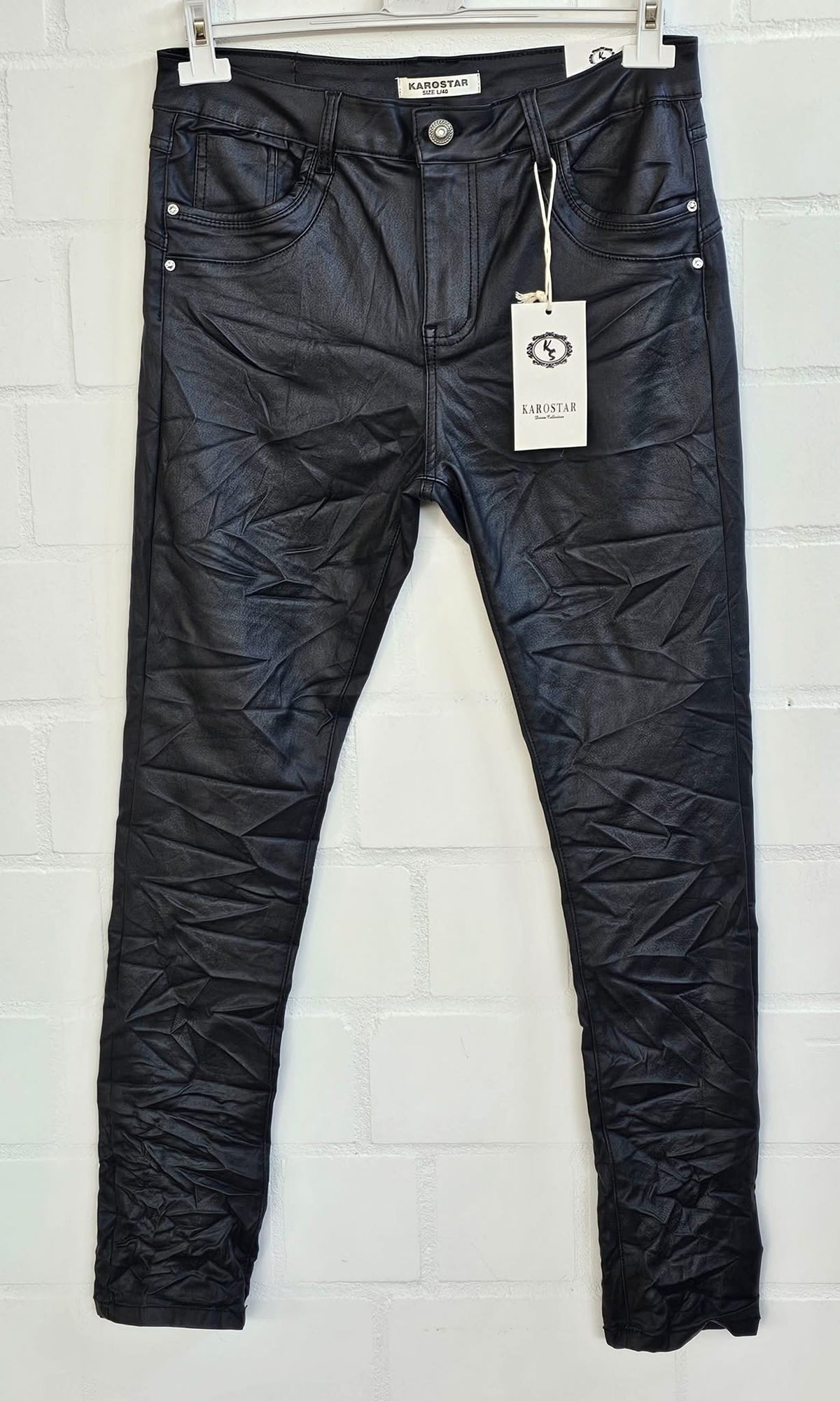 KAROSTAR Crinkle Kunstlederhose – Schwarz