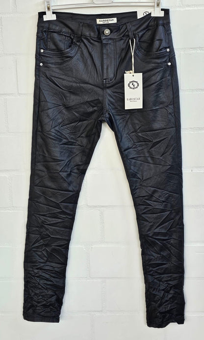 KAROSTAR Crinkle Kunstlederhose – Schwarz