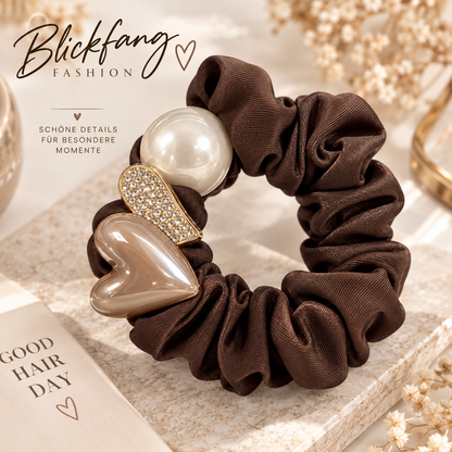 Pearl Heart Glamour – Elegantes Scrunchie mit Perle, Herz & funkelnden Strassdetails | Schwarz & Schoko