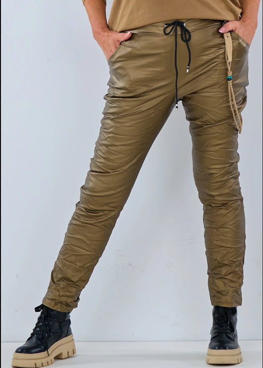 Kunstleder Schlupfhose im knitterlook mit Zierkordel
